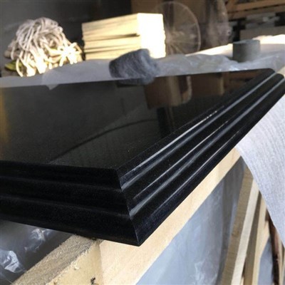 Benkeplate i sort stein